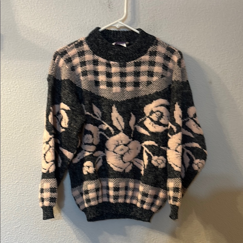 VTG Arielle Gray and Pink Crewneck Sweater with Vintage Flair